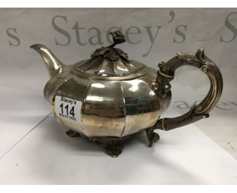 A George IV silver teapot. Assayed with the year 1829 with London hallmarks. Approx weight 785 grams.