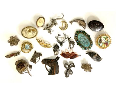 A small group of vintage and antique brooches. (A)