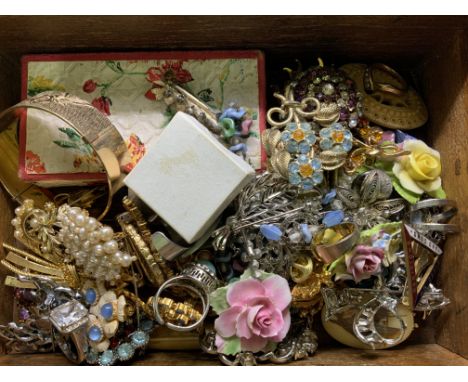 A good collection of vintage brooches and jewellery. (A)