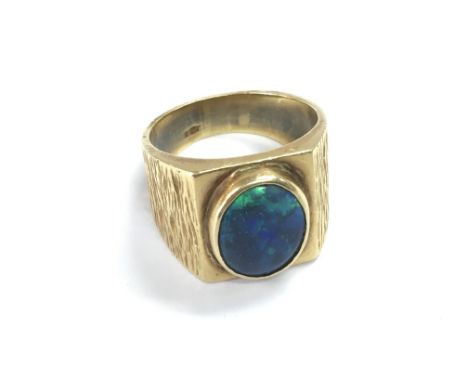 An 18ct gold ring set with opal 11.54g and size P 1/2