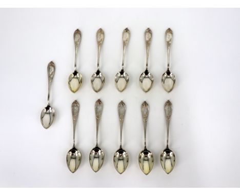 11 Jugendstil Dessertlöffel 875er Silber, Riga, datiert: 1926, Monogramm "S"11 Dessertlöffel Lettland, Rocaillen Dekor mit fe