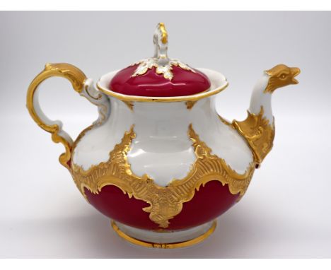 Meissen Prunk Tee Kanne, B-Form 1. Wahl in edlem Purpur mit Streublümchen, nach 1945Purpurroter Fond, polychrome Blumenmalere