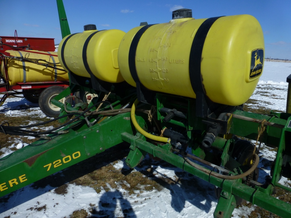 John Deere 7200 “Max Emerge 2” corn planter, 38W, (2) 70 gal liquid