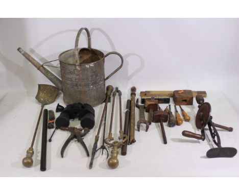 A collection of vintage tools and brassware including a hand drill, a vintage air pump, screwdrivers, and similar. Lot also i