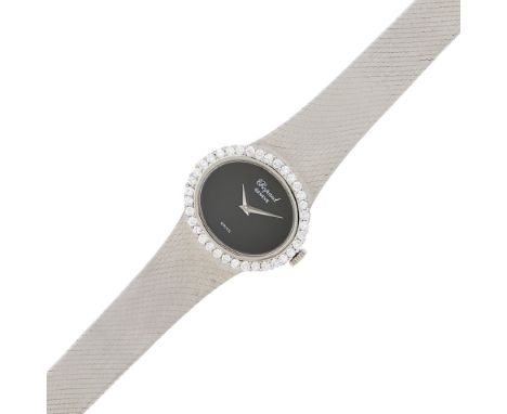18 kt., mechanical, oval numberless black onyx dial, 36 round diamonds ap. .90 ct., case dia. ap. 22 x 25 mm., articulated me