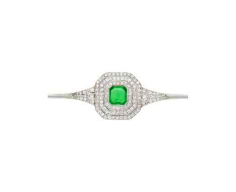 One cut-cornered emerald-cut emerald ap. 1.25 cts., 106 small old European and single-cut diamonds ap. 1.25 cts., c. 1920, ap