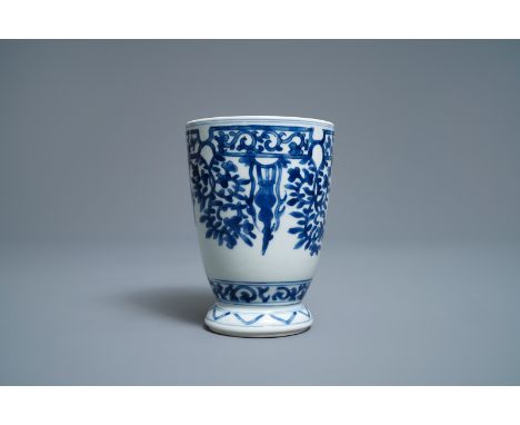 A Chinese blue and white beaker after a European silver model, Kangxi -- H.: 16 cm   ---   Condition reports, high resolution