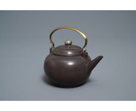 A Chinese Bencharong Thai market polished Yixing stoneware teapot, 19th C. -- L.: 16,5 cm - H.: 14,5 cm  --  Condition report