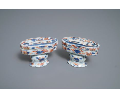 A pair of Chinese Imari-style spice boxes and covers, Kangxi -- L.: 12,5 cm - H.: 8,5 cm  --  Condition reports, high resolut