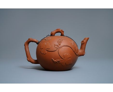 A large Chinese Yixing stoneware teapot with applied grape vines design, Kangxi -- L.: 26,5 cm - H.: 16 cm   ---   Condition 