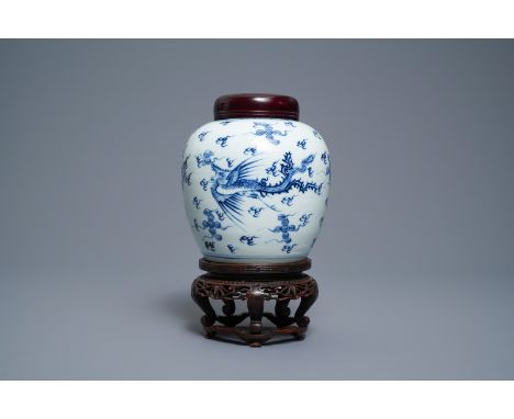 A Chinese blue and white 'dragon and phoenix' jar with wooden cover and stand, Kangxi -- H.: 28 cm (incl. cover and stand) H.