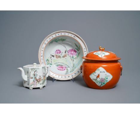 Two Chinese qianjiang cai bowls and a teapot and cover, 19/20th C. -- Dia.: 26,5 cm - H.: 10 cm (the large bowl) L.: 20 cm H.