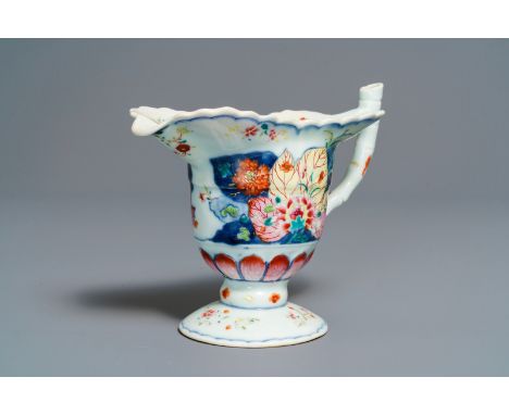 A Chinese famille rose 'Tobacco leaf' helmet-shaped jug, Qianlong -- Dim.: 16 x 13,5 x 7,5 cm  --  Condition reports, high re
