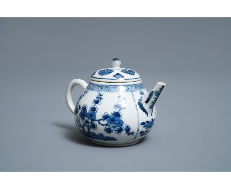 A Chinese blue and white 'prunus blossom' teapot, Kangxi -- L.: 13,5 cm - H.: 9 cm   ---   Condition reports, high resolution