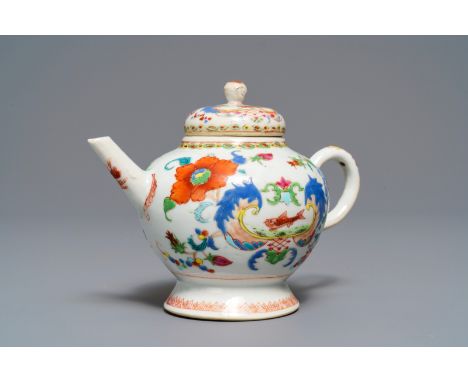 A Chinese famille rose 'Pompadour' teapot and cover, Qianlong -- H.: 12,5 cm - L.: 16,5 cm  --  Condition reports, high resol