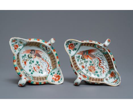 A pair of Chinese famille verte sauce boats with phoenixes, Kangxi -- L.: 21 cm - H.: 7 cm  --  Condition reports, high resol