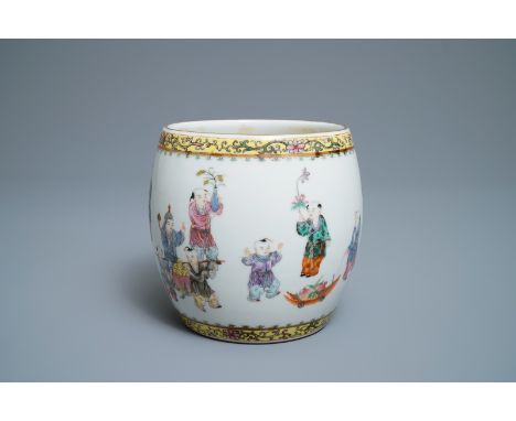 A Chinese famille rose 'playing boys' vase, Republic -- Dia.: 18 cm H.: 16,5 cm  --  Condition reports, high resolution image