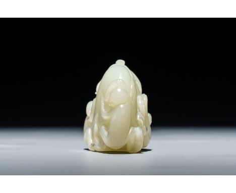 A Chinese celadon jade carving of two monkeys on a peach, 19th C. -- H.: 4,5 cmÊ Condition: (UV-checked) - Generally in good 