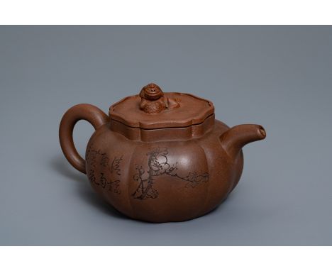 A Chinese Yixing stoneware teapot and cover with inscription, impressed seal marks, 19/20th C. -- H.: 10,5 cm - L.: 19 cm   -