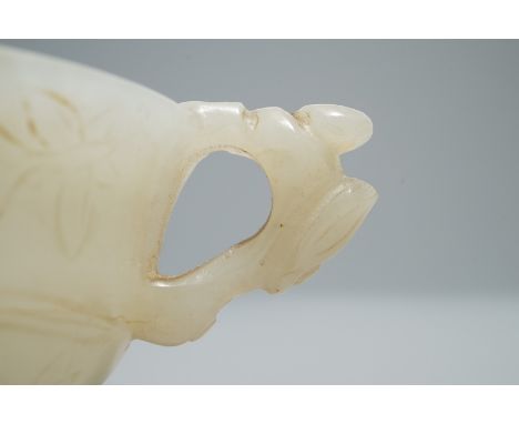 A Chinese pale celadon jade libation cup, 18/19th C. -- L.: 9,5 cm - H.: 3 cmH.: 5,5 cm (incl. stand)   ---   Condition repor