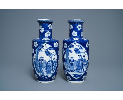 A pair of Chinese blue and white rouleau vases with figures near an elephant, Kangxi mark, 19th C. -- H.: 35,5 cm  --  Condit