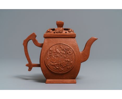 A Chinese Yixing stoneware teapot and cover, Jingxi Hua Feng Xiang Zhi mark, 18/19th C. -- L.: 14,5 cm - H.: 11 cm   ---   Co