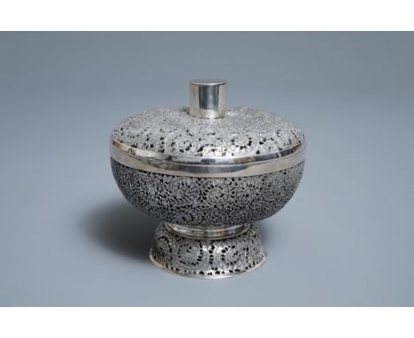 A Chinese or Vietnamese reticulated silver bowl and cover with glass inside, 20th C. -- Dia.: 15 cm - H.: 13,5 cm  --  Condit