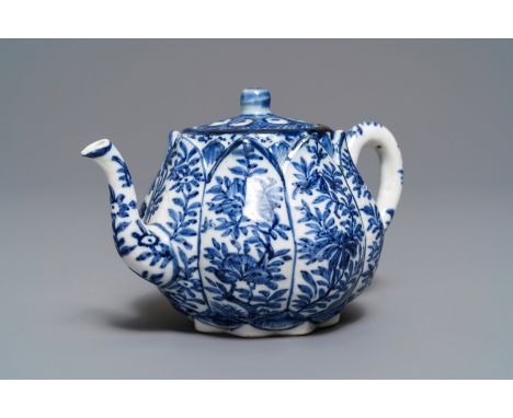 A Chinese blue and white relief-moulded 'lotus flower' teapot and cover, Kangxi -- L.: 15,5 cm - H.: 9,5 cmÊ Provenance:- A D