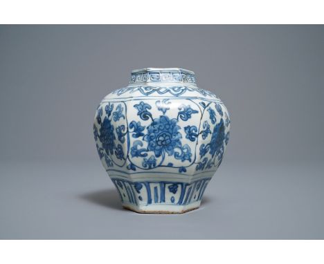 A Chinese hexagonal blue and white 'lotus scroll' vase, hare mark, Wanli -- H.: 16,5 cm   ---   Condition reports, high resol