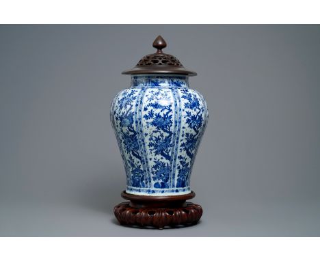 A large Chinese blue and white baluster jar with wooden cover and stand, kangxi -- H.: 46 cm (the vase) H.: 70 cm (incl. cove