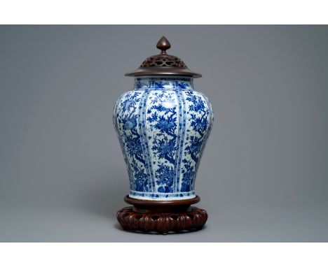 A large Chinese blue and white baluster jar with wooden cover and stand, kangxi -- H.: 46 cm (the vase) H.: 70 cm (incl. cove