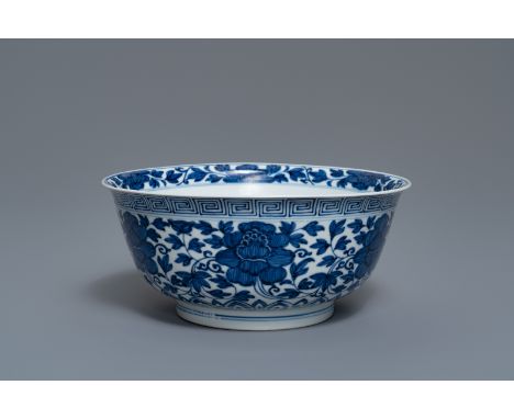 A Chinese blue and white 'peony scroll' bowl, Kangxi -- H.: 8,5 cm - Dia.: 19,5 cm   ---   Condition reports, high resolution