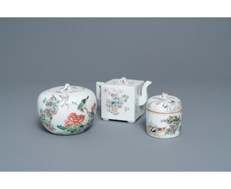 A Chinese qianjiang cai teapot and two covered bowls, 19/20th C. -- Dia.: 13,5 cm - H.: 11,5 cm (the largest bowl) Dia.: 16 c