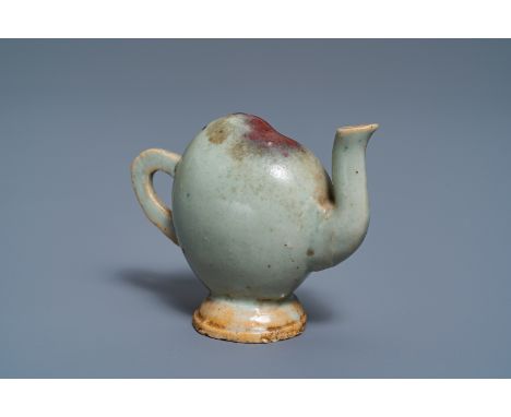 A Chinese miniature peach-shaped cadogan teapot with junyao glaze, Kangxi/Qianlong -- H.: 7 cm - L.: 9 cm   ---   Condition r