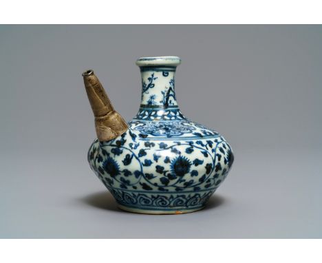 A Chinese blue and white silver-mounted kendi, Ming -- H.: 14,5 cm - L.: 17 cm   ---   Condition reports, high resolution ima
