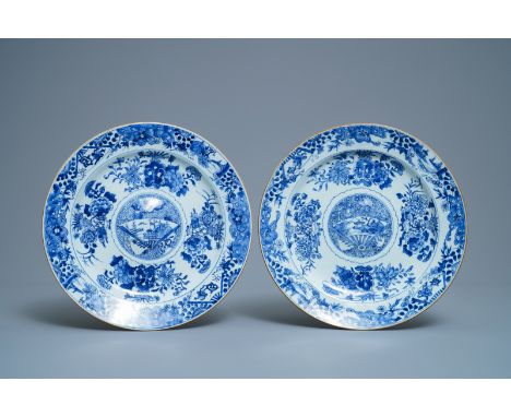 A pair of Chinese blue and white dishes with raised central medallions, Kangxi -- Dia.: 29 cm   ---   Condition reports, high