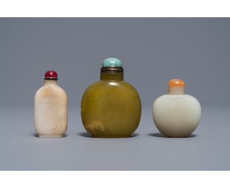 Three Chinese jade snuff bottles, 18/19th C. -- H.: 7,8 cm (the tallest)Ê Condition: (UV-checked) (from left to right) - (1) 