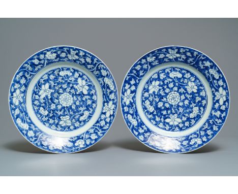 A pair of Chinese blue and white 'flower scroll' dishes, Kangxi -- Dia.: 38,5 cm   ---   Condition reports, high resolution i