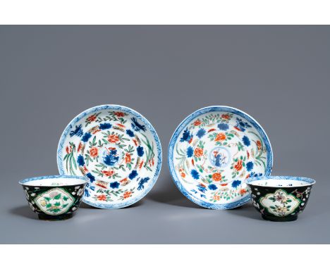 A pair of rare Chinese famille noire cups and saucers, Kangxi -- H.: 4 cm - Dia.: 7,5 cm (the cups) Dia.: 12 cm (the saucers)