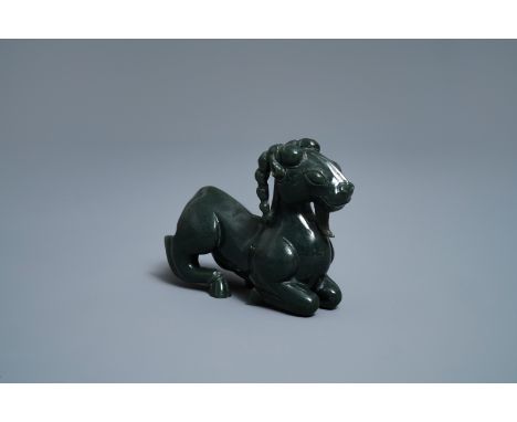 A Chinese spinach green jade model of a recumbent ram, 19/20th C. -- H.: 10 cm - L.: 15 cm   ---   Condition reports, high re