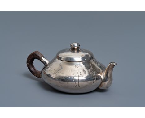 A Chinese silver teapot and cover, impressed mark, 19/20th C. -- H.: 5,5 cm - L.: 12,5 cm   ---   Condition reports, high res