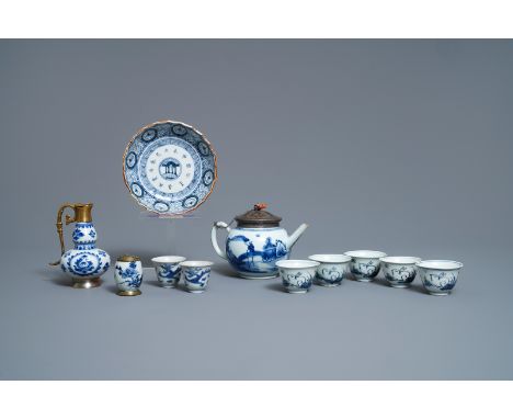 A varied collection of blue and white Chinese and Japanese porcelain, Ming and later -- H.: 11,5 cm - L.: 18 cm (the teapot) 