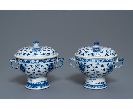 A pair of Chinese blue and white 'lotus scroll' bowls and covers, 19th C. -- L.: 21,5 cm - H.: 18 cm  --  Condition reports, 