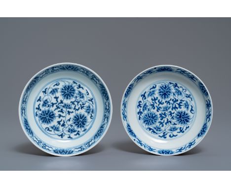 A pair of Chinese blue and white 'lotus scroll' plates, Guangxu mark and of the period -- Dia.: 15,5 cm  --  Condition report