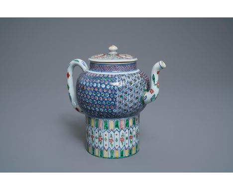 A large Chinese wucai teapot and cover, Transitional period or Kangxi -- H.: 21,5 cm - L.: 24 cmÊ Ref.: Christie's, London, N