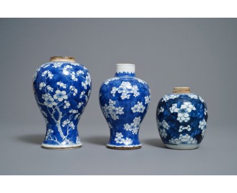 Three Chinese blue and white 'prunus on cracked ice' vases, Kangxi -- H.: 20 cm   ---   Condition reports, high resolution im