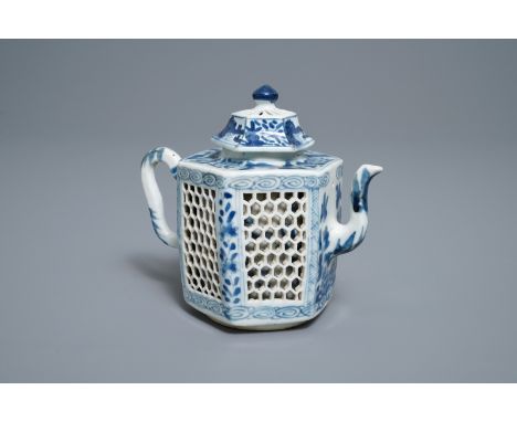 A rare Chinese blue and white double-walled reticulated octagonal teapot, Kangxi -- L.: 16,5 cm - H.: 14,5 cm   ---   Conditi