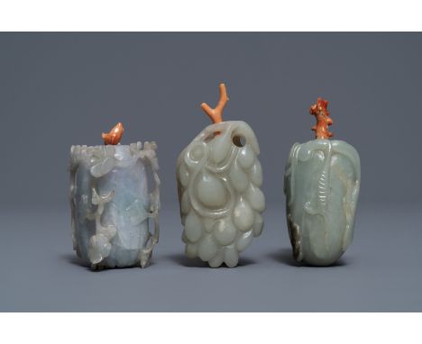 Three Chinese jade snuff bottles with coral stoppers, 19/20th C. -- H.: 7,1 cm (the tallest)Ê Condition: (UV-checked) (from l