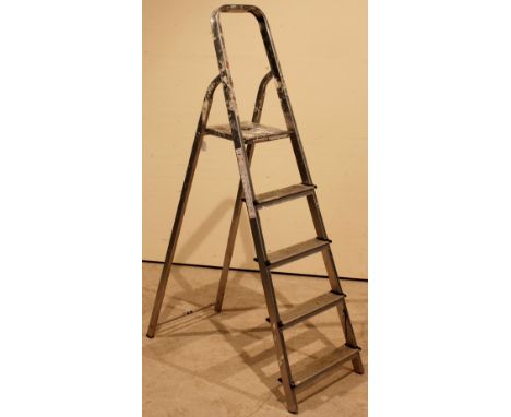 Aluminium step ladder