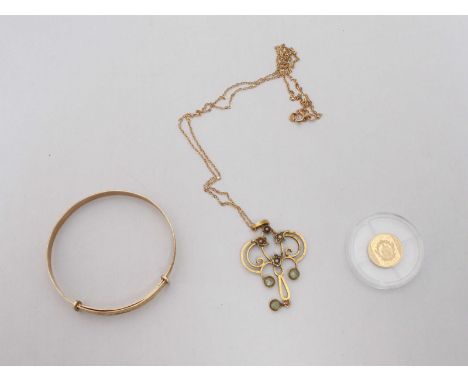 An Edwardian 9ct gold pierced scrollwork pendant and fine necklace chain, together with a child's' 9ct gold expanding foliate